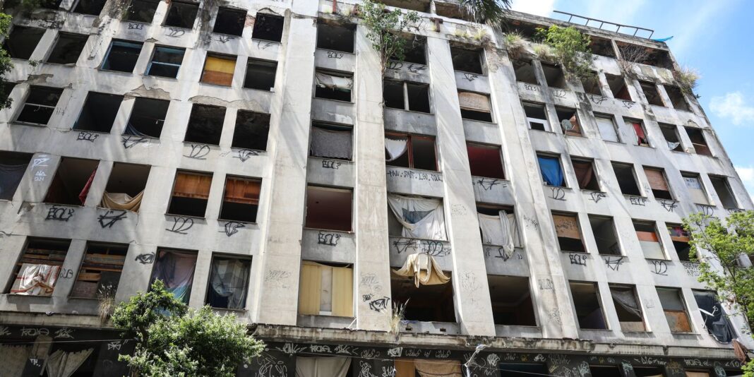 Prédio onde vivem mais de 100 famílias é desocupado no Prédio onde vivem mais de 100 famílias é desocupado no Rio