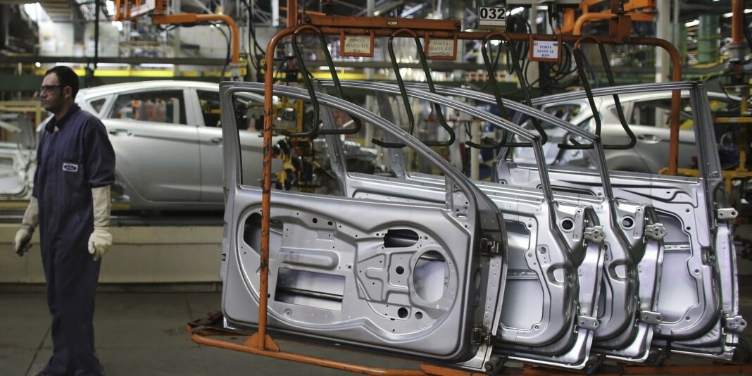 Produção industrial tem queda de 0,2% em outubro Produção industrial tem queda de 0,2% em outubro