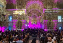 Turistas apreciam o concerto natalino da Osba no Centro Histórico de Salvador Logo