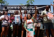 Em cartão postal do Rio, ONG pede volta de memorial de crianças mortas Em cartão postal do Rio, ONG pede volta de memorial de crianças mortas