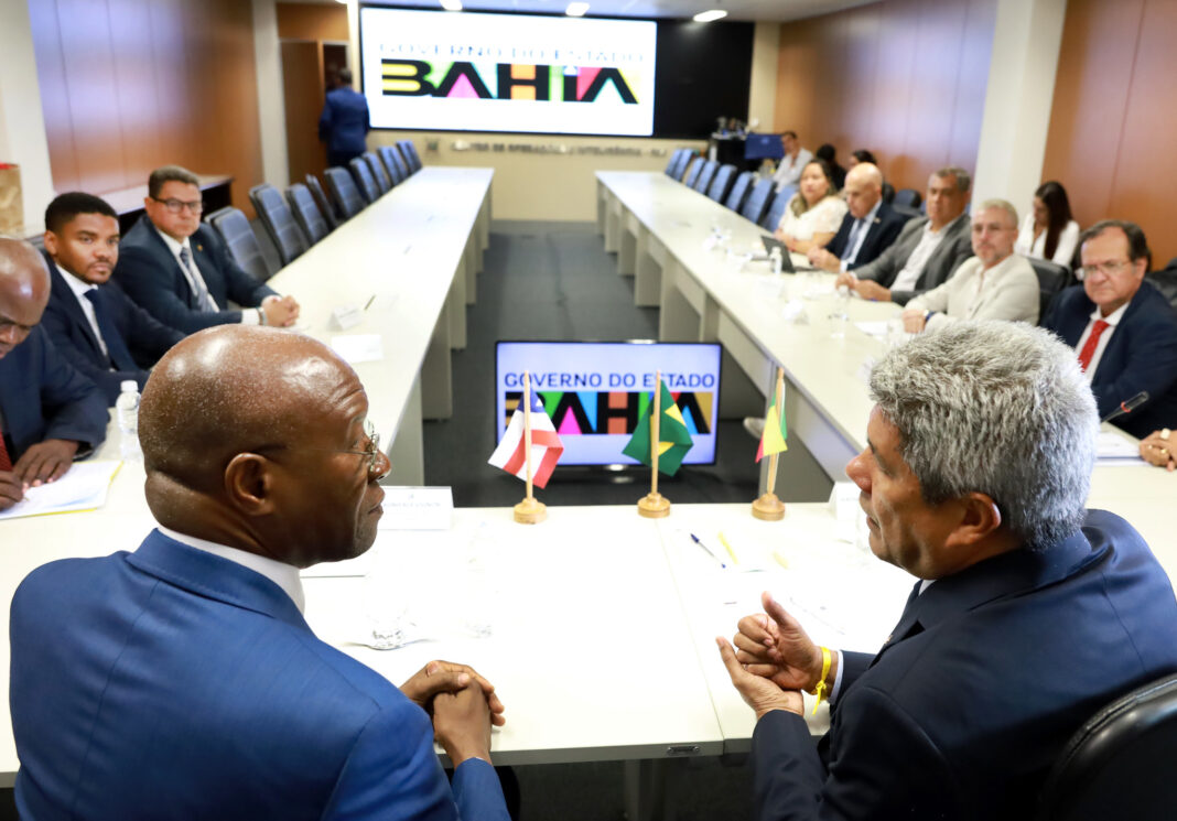 Missão do Governo do Estado negocia voo do Benin para Logo