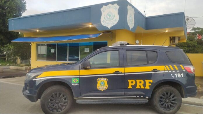 PRF e Polícia Civil de SP prendem mulher com identidade falsa e mandado de prisão por tráfico de drogas em Atibaia