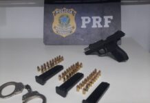 PRF prende na BR 381 caminhoneiro que sacou arma de fogo para outro motorista em discussão de trânsito — Polícia Rodoviária Federal Arma caminhoneiro preso Betim.jpeg