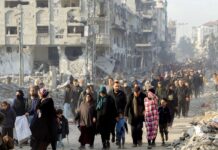 Palestinos começam a retornar para uma Gaza devastada Palestinos começam a retornar para uma Gaza devastada