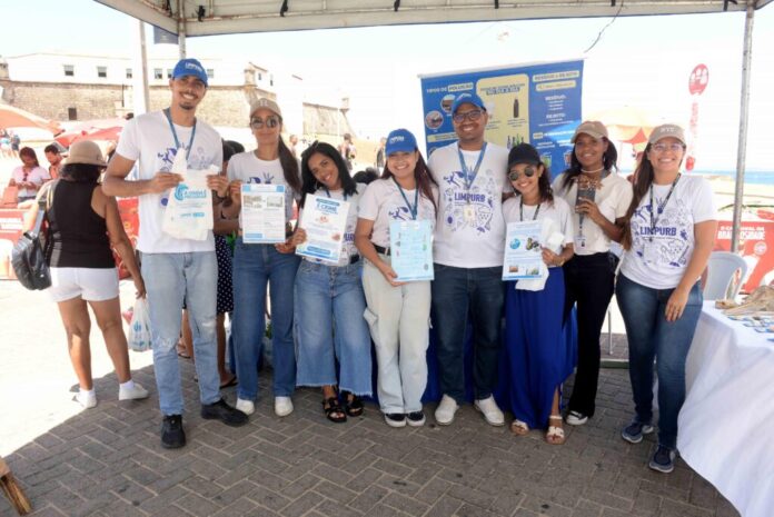 Limpurb realiza ação de conscientização ambiental na praia do Farol da Barra