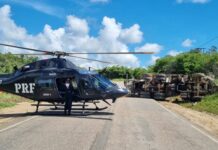 Motorista de caminhão é resgatado de helicóptero após veículo tombar na PE 60, em Barreiros — Polícia Rodoviária Federal Motorista de caminhão é resgatado de helicóptero após veículo tombar na PE 60, em Barreiros