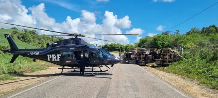 Motorista de caminhão é resgatado de helicóptero após veículo tombar na PE 60, em Barreiros