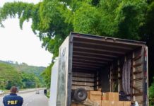 PRF apreende quase 4 mil garrafas de azeites sem nota fiscal em Petrópolis — Polícia Rodoviária Federal WhatsApp Image 2025-02-03 at 14.59.08.jpeg