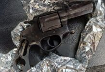 Homem tenta jogar arma fora e acaba preso na Dutra — Polícia Rodoviária Federal PRFRJ_DEL06_01.jpg