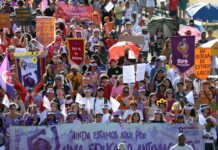 Mulheres do DF marcham por políticas públicas e contra o feminicídio Mulheres do DF marcham por políticas públicas e contra o feminicídio