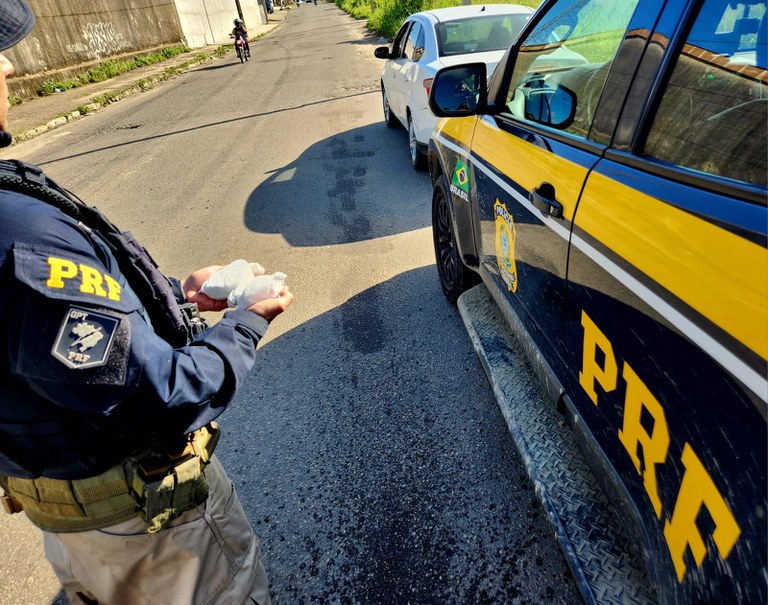 Ação da PRF intercepta carro com cocaína na Grande Fortaleza cd5948dd-0b9a-4c81-a0ef-4af6411b108f.jpeg
