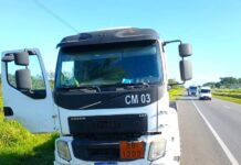 Após assalto e motorista feito refém, caminhão-tanque é recuperado na BR 324 — Polícia Rodoviária Federal A PRF na Bahia alerta que intensificou a fiscalização nos 8.000 quilômetros de rodovias federais que cortam o estado. Para isso, equipes estão concentradas e realizando policiamento orientado em locais e horários de maior incidência de acidentes graves e de criminalidade.