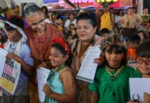 Crianças indígenas entregam manifesto pelo meio ambiente a ministras Crianças indígenas entregam manifesto pelo meio ambiente a ministras