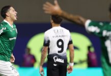 Em noite de uruguaios, Palmeiras vence clássico com Corinthians Em noite de uruguaios, Palmeiras vence clássico com Corinthians