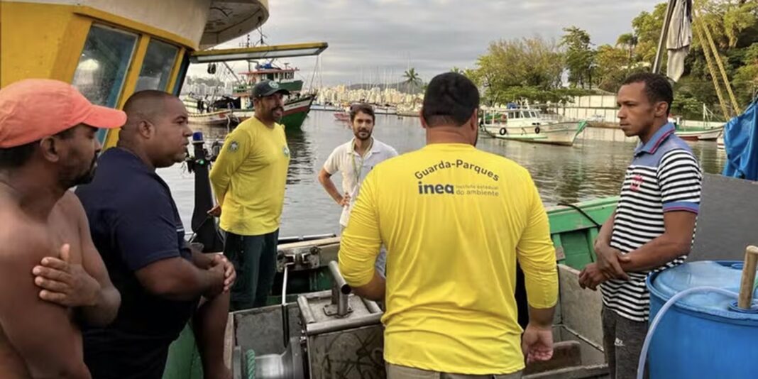 Embarcação é apreendida por pesca predatória em reserva de Niteroi Embarcação é apreendida por pesca predatória em reserva de Niteroi