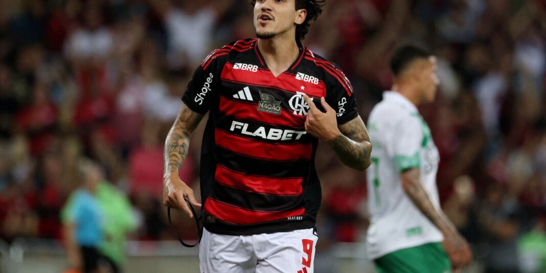 Flamengo goleia no Maracanã para liderar o Campeonato Brasileiro