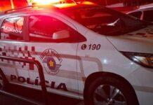 Moradores de favela paulistana fazem barricada contra ação policial Moradores de favela paulistana fazem barricada contra ação policial