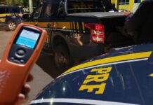 Motociclista alcoolizado e sem CNH se envolve em acidente com ônibus de turismo e acaba preso na BR 101 — Polícia Rodoviária Federal EMBRIAGUEZ 9.jpeg