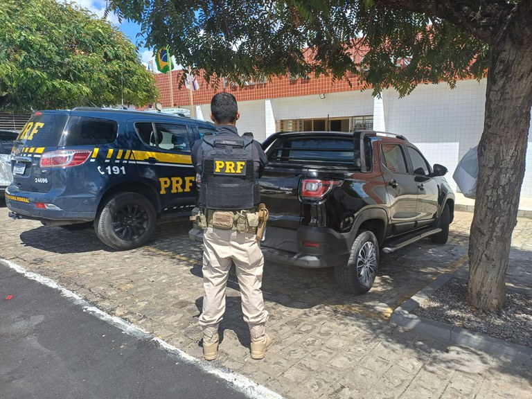 Veículos roubados no Recife são recuperados pela PRF no Sertão Veículos roubados no Recife são recuperados pela PRF no Sertão de Pernambuco