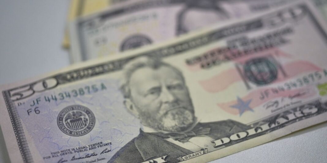 Dólar cai para R$ 5,66 após Copom e acordo entre EUA e Reino Unido