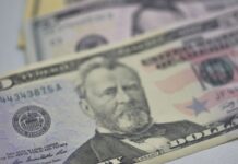 Dólar cai para R$ 5,66 após Copom e acordo entre EUA e Reino Unido Dólar cai para R$ 5,66 após Copom e acordo entre EUA e Reino Unido