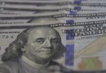 Dólar ultrapassa os R$ 5,70 à espera de juros nos EUA e no Brasil Dólar ultrapassa os R$ 5,70 à espera de juros nos EUA e no Brasil