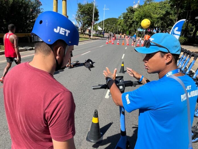 Semob promove blitz educativa sobre uso seguro de patinetes elétricos – Secretaria de Comunicação
