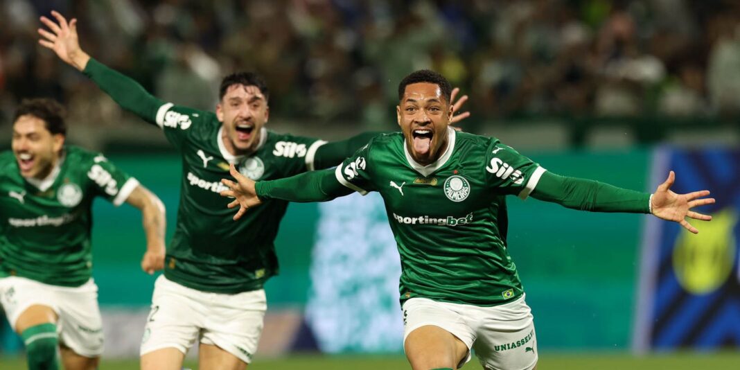 Vitor Roque marca nos acréscimos para levar Palmeiras à liderança Vitor Roque marca nos acréscimos para levar Palmeiras à liderança