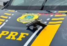 Após tentativa de fuga, dupla é detida com pistola e carro roubado em São Caetano — Polícia Rodoviária Federal Após tentativa de fuga, dupla é detida com pistola e carro roubado em São Caetano