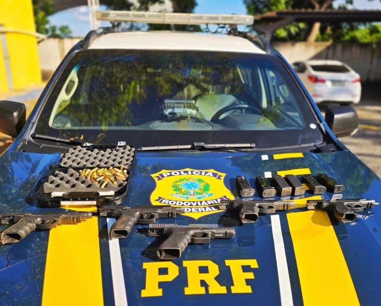 PRF apreende armas e munições de uso restrito em ônibus WhatsApp Image 2025-06-17 at 17.20.29.jpeg