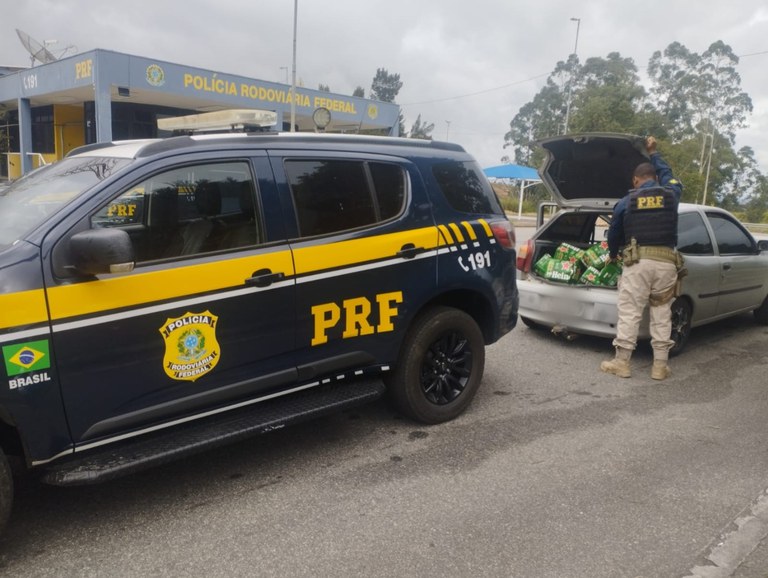 PRF prende 3 homens após saque de carga na BR Carga saqueada recuperada Perdões.jpg