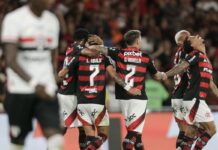 Flamengo vence São Paulo por 2 a 0 no retorno do Brasileiro Flamengo vence São Paulo por 2 a 0 no retorno do Brasileiro