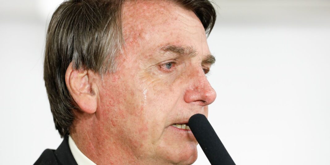 PF cumpre mandados na casa de Jair Bolsonaro, que usará tornozeleira