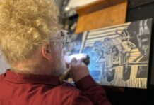 Artista com baixa visão fala da potência de pessoas com deficiência Artista com baixa visão fala da potência de pessoas com deficiência