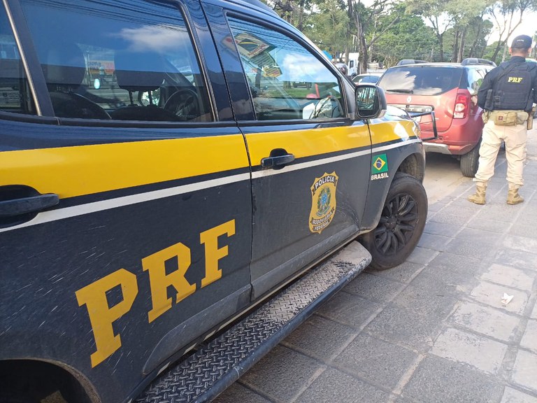 Carro roubado em 2014 é recuperado pela PRF no Recife Carro roubado em 2014 é recuperado pela PRF no Recife