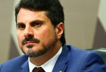 Moraes suspende uso de tornozeleira pelo senador Marcos do Val Moraes suspende uso de tornozeleira pelo senador Marcos do Val