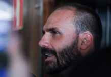 STF forma maioria para tornar Eduardo Bolsonaro réu no tarifaço TCU recomenda que Câmara investigue gastos de Eduardo Bolsonaro