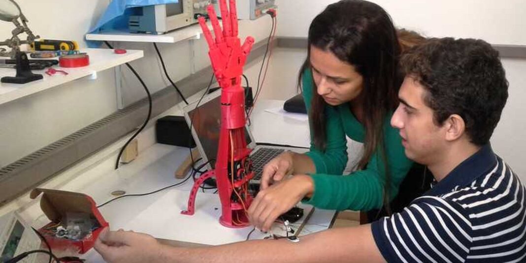 Estudo da CNI aponta 16 profissões do futuro na indústria Estudo da CNI aponta 16 profissões do futuro na indústria