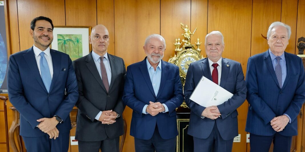 Fachin e Moraes convidam Lula para posse no STF Fachin e Moraes convidam Lula para posse no STF