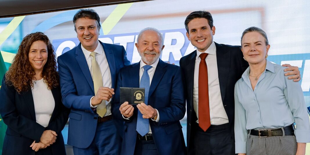 Lula sanciona lei que cria Carteira Nacional do Professor Lula sanciona lei que cria Carteira Nacional do Professor