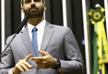 Moraes envia denúncia contra Eduardo Bolsonaro para Hugo Motta Moraes envia denúncia contra Eduardo Bolsonaro para Hugo Motta