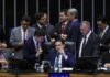 PEC da blindagem é aprovada por deputados e vai ao Senado PEC da blindagem é aprovada por deputados e vai ao Senado