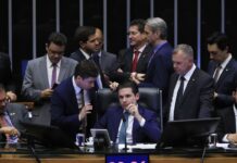 PEC da blindagem é aprovada por deputados e vai ao Senado PEC da blindagem é aprovada por deputados e vai ao Senado