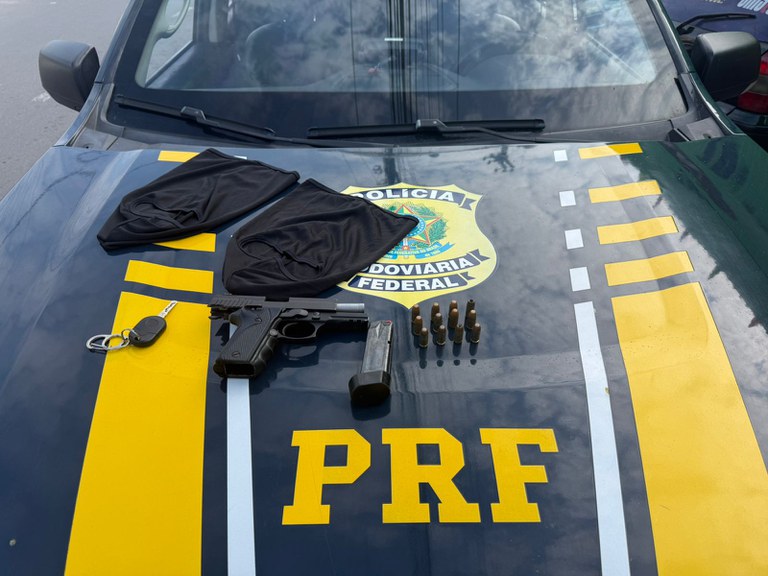 PRF detém homem com carro roubado, pistola e toucas balaclava PRF detém homem com carro roubado, pistola e toucas balaclava no Recife
