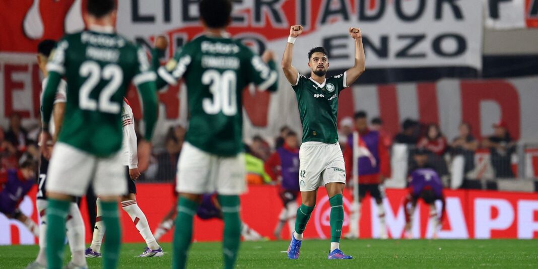 Palmeiras supera pressão e derrota River no Monumental de Núñez Palmeiras supera pressão e derrota River no Monumental de Núñez