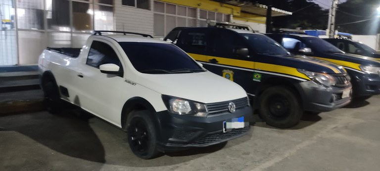 Veículo roubado é recuperado pela PRF na BR-101, no Recife Veículo roubado é recuperado pela PRF na BR-101, no Recife.