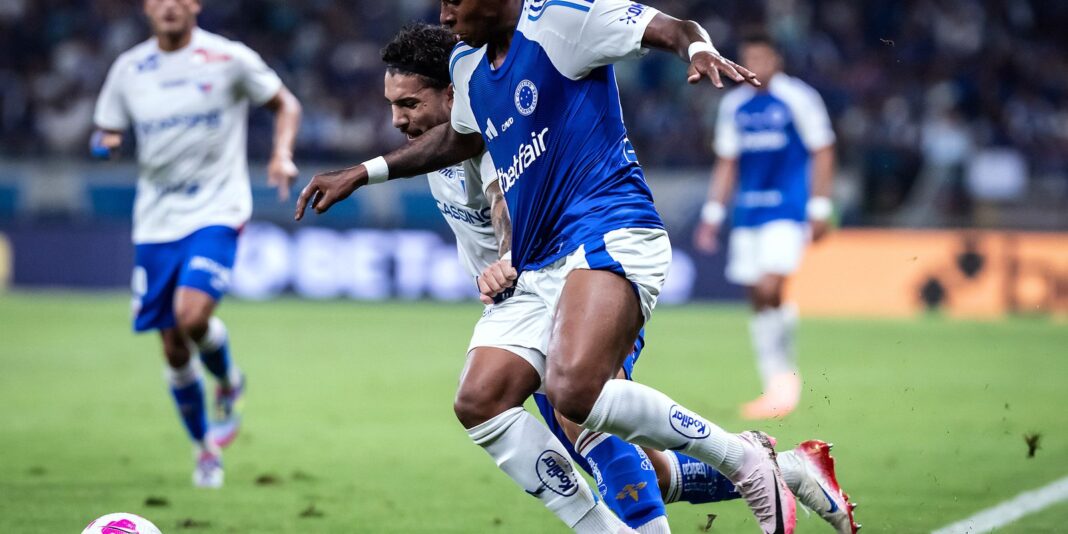 Cruzeiro vence e permanece na cola dos líderes do Brasileiro Cruzeiro vence e permanece na cola dos líderes do Brasileiro
