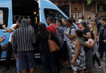 “Entrei na estação para fugir dos tiros”, conta moradora do Rio "Entrei na estação para fugir dos tiros", conta moradora do Rio