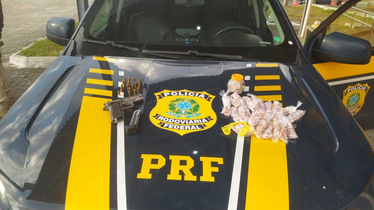 Homem é detido com droga, arma, celular roubado e moto Homem é detido com droga, arma, celular roubado e moto clonada em Igarassu