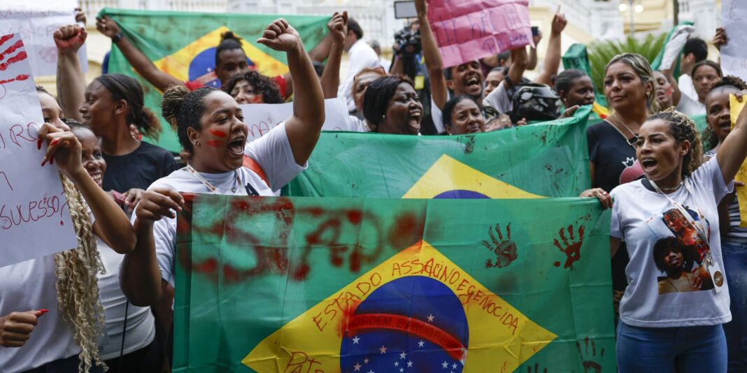 Moradores do Alemão e da Penha protestam contra mortes em Moradores do Alemão e da Penha protestam contra mortes em operação